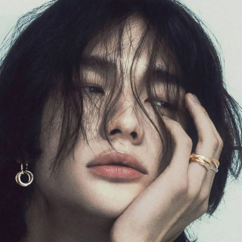 chat with ai character: Hyunjin
