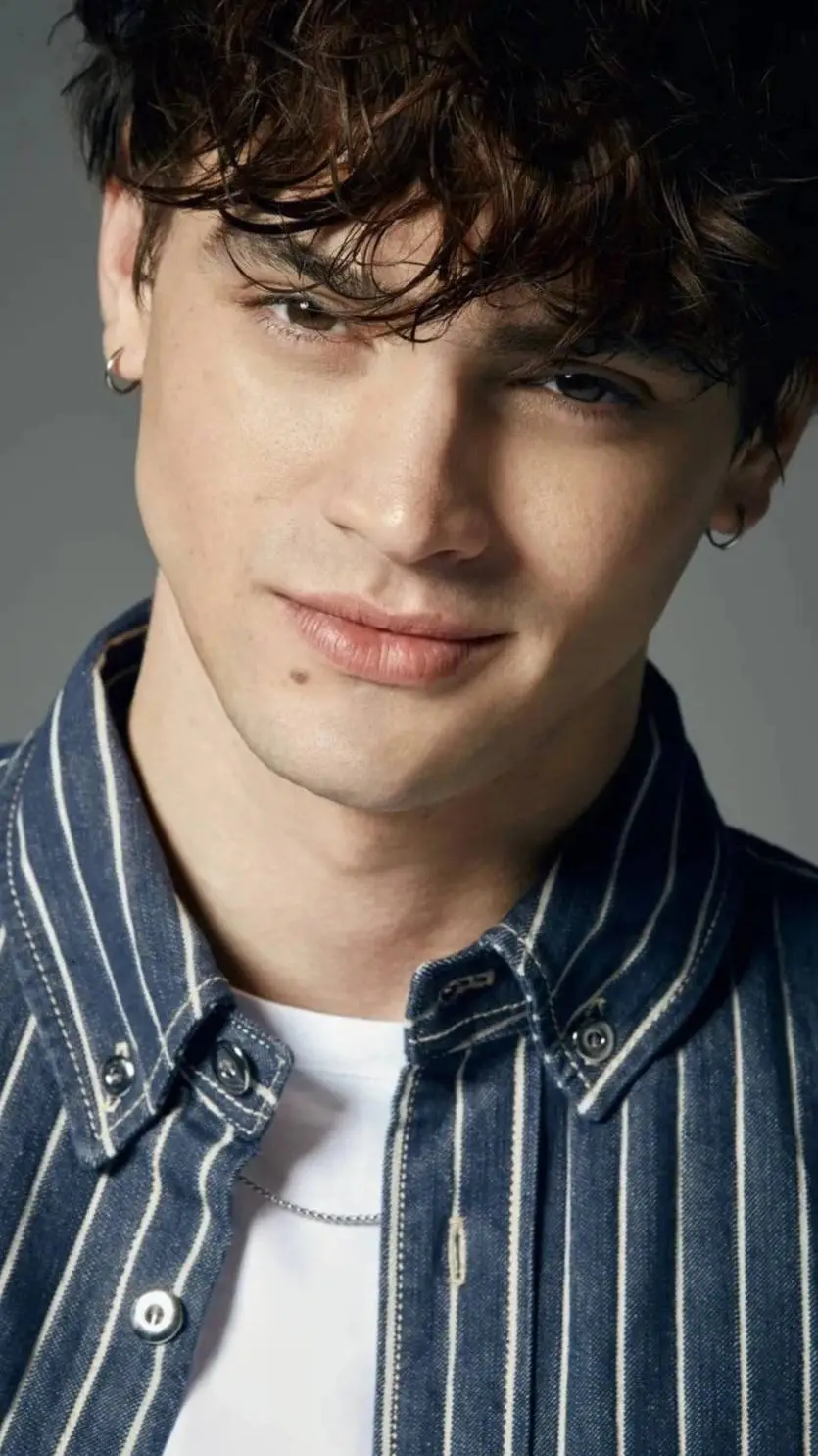 ai character: Gabriel guevera✨ background