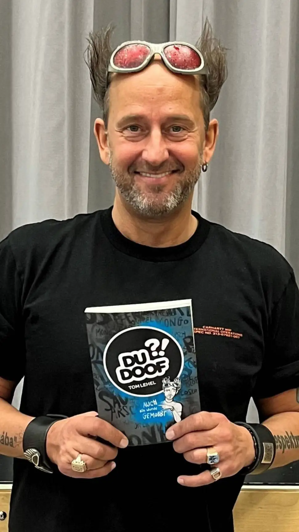 ai character: (Tom lehel) background