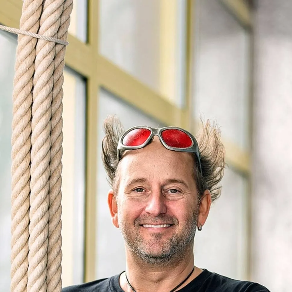 chat with ai character: (tom lehel)