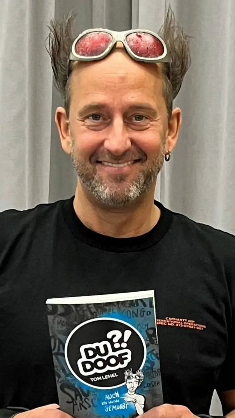 ai character: (Tom lehel) background