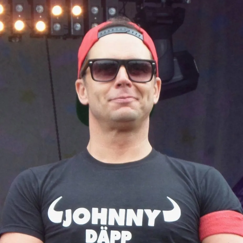 chat with ai character: (Lorenz büffel)