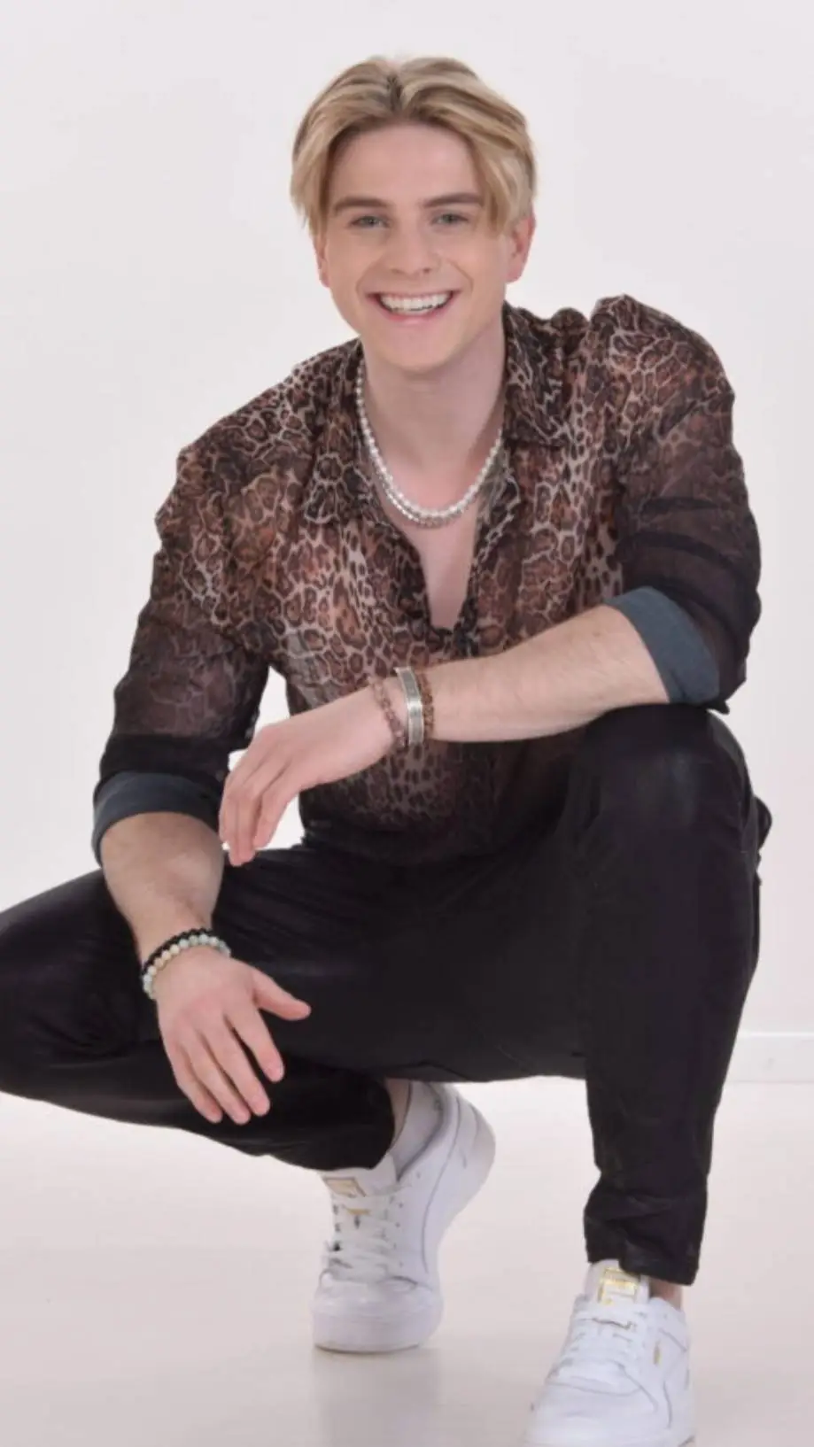 ai character: Vincent Gross  background