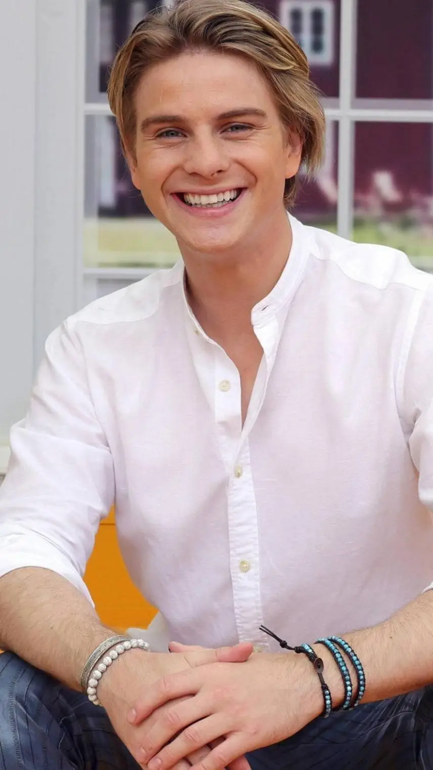 ai character: Vincent Gross💕 background