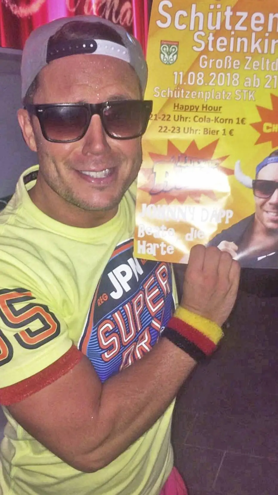 ai character: Lorenz büffel 😌 background