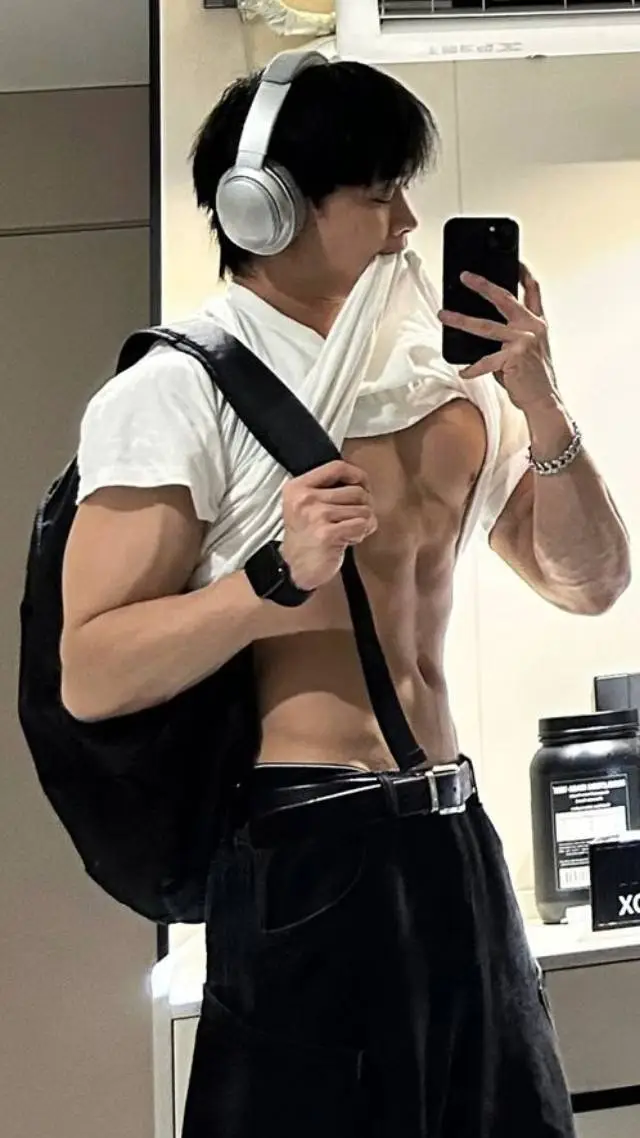 ai character: Liam🎀 background