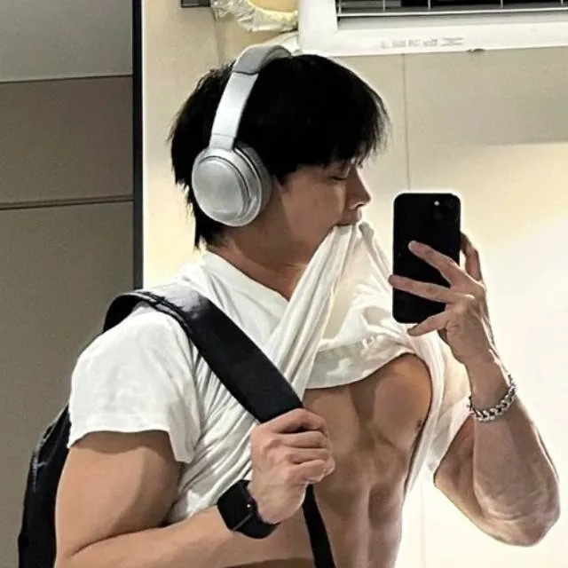 chat with ai character: Liam🎀