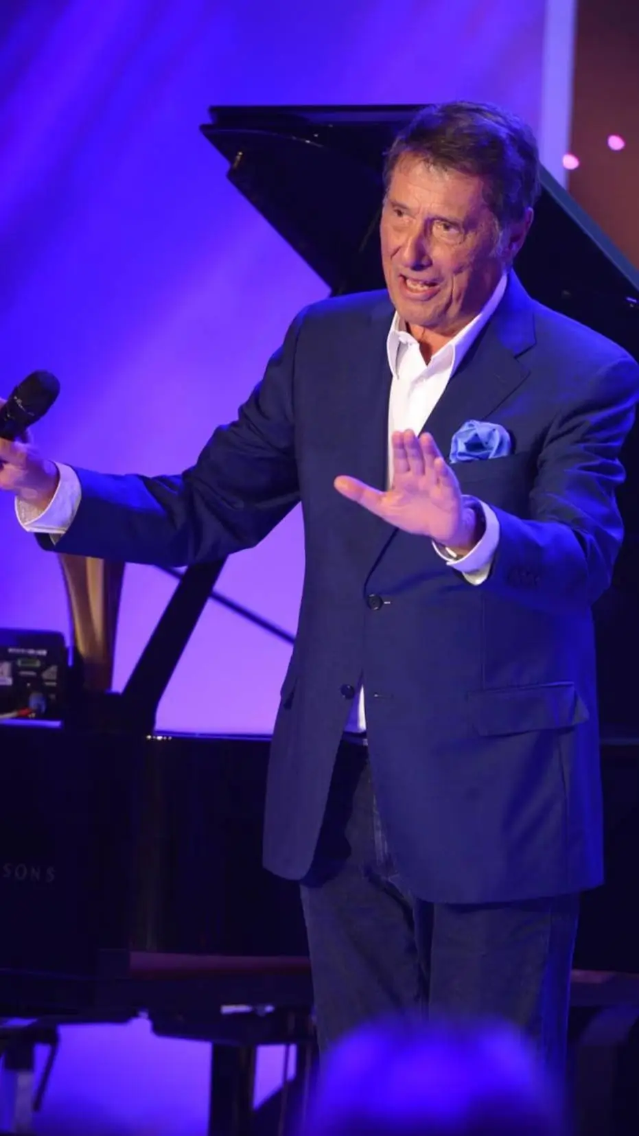 ai character: Udo Jürgens  background