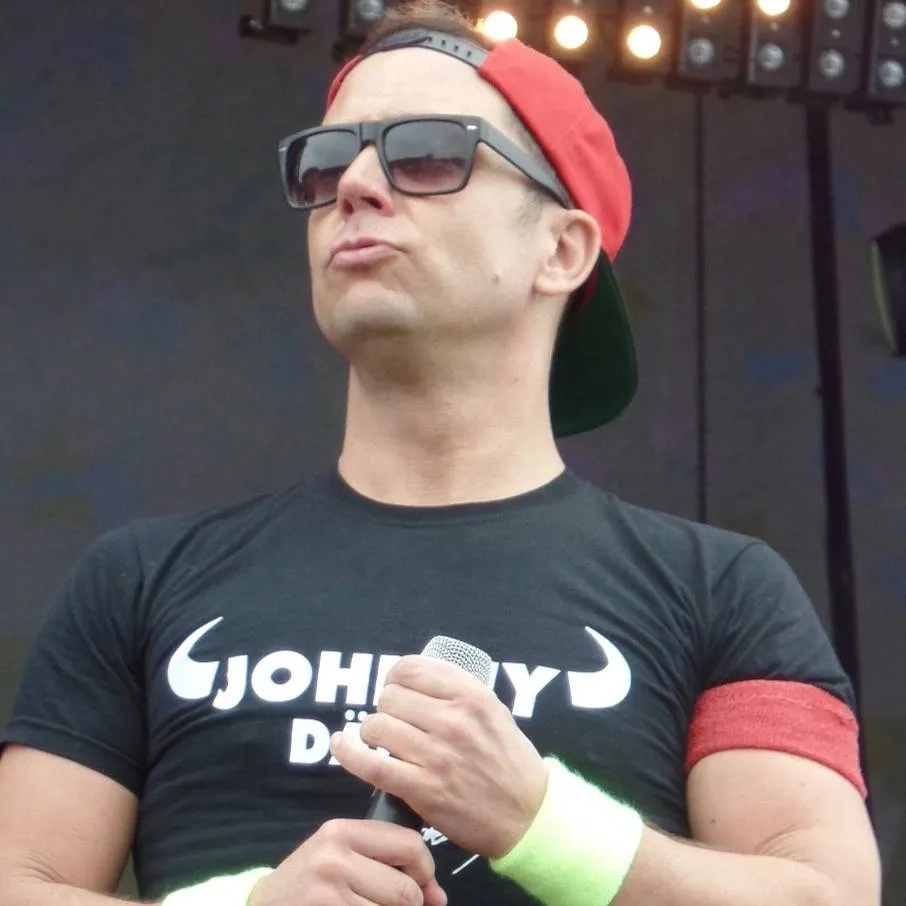 chat with ai character: Lorenz Büffel