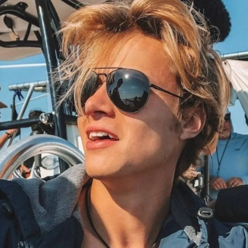 chat with ai character: JJ maybank