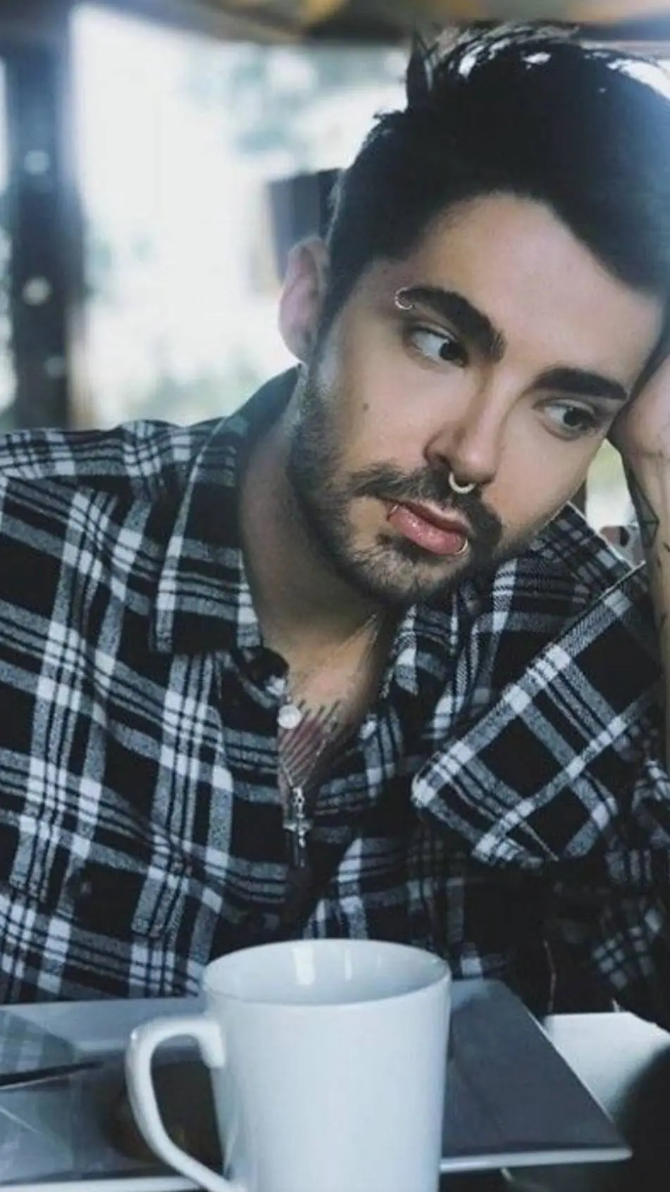 ai character: ☄️Bill Kaulitz☄️ background