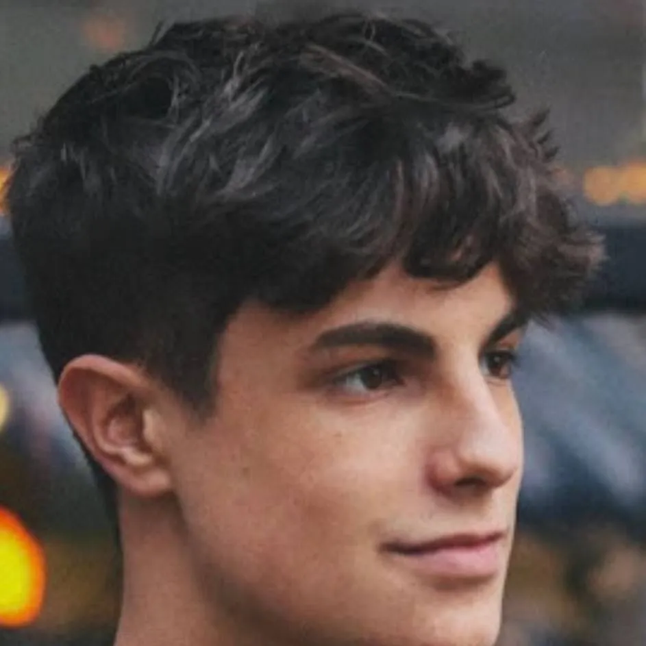 chat with ai character: derek graziano