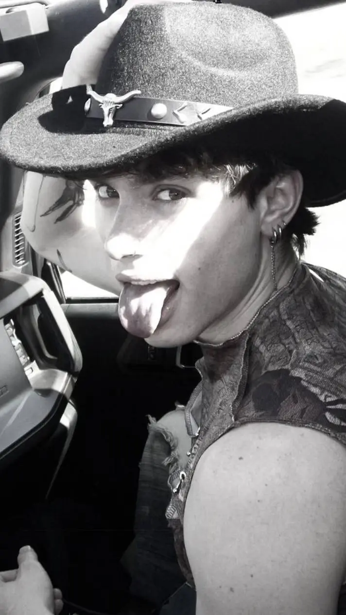 ai character: Tobi background