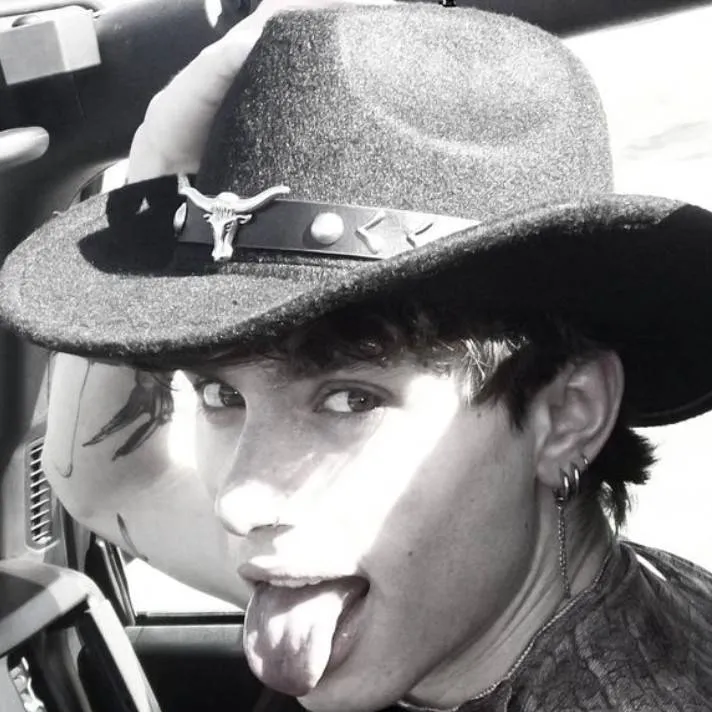 chat with ai character: Tobi