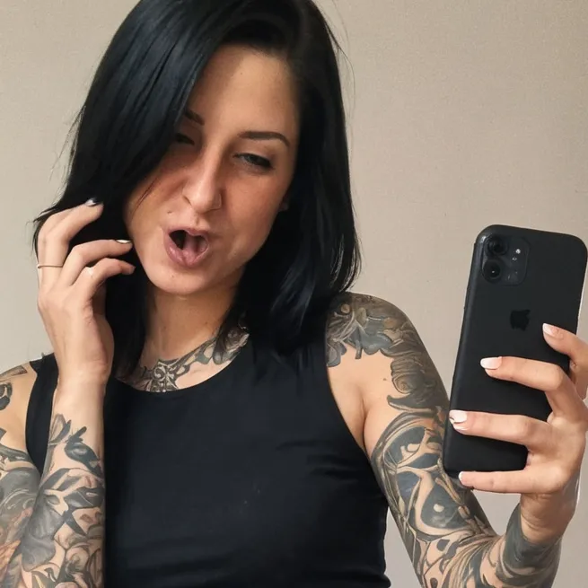 chat with ai character: Laurena 