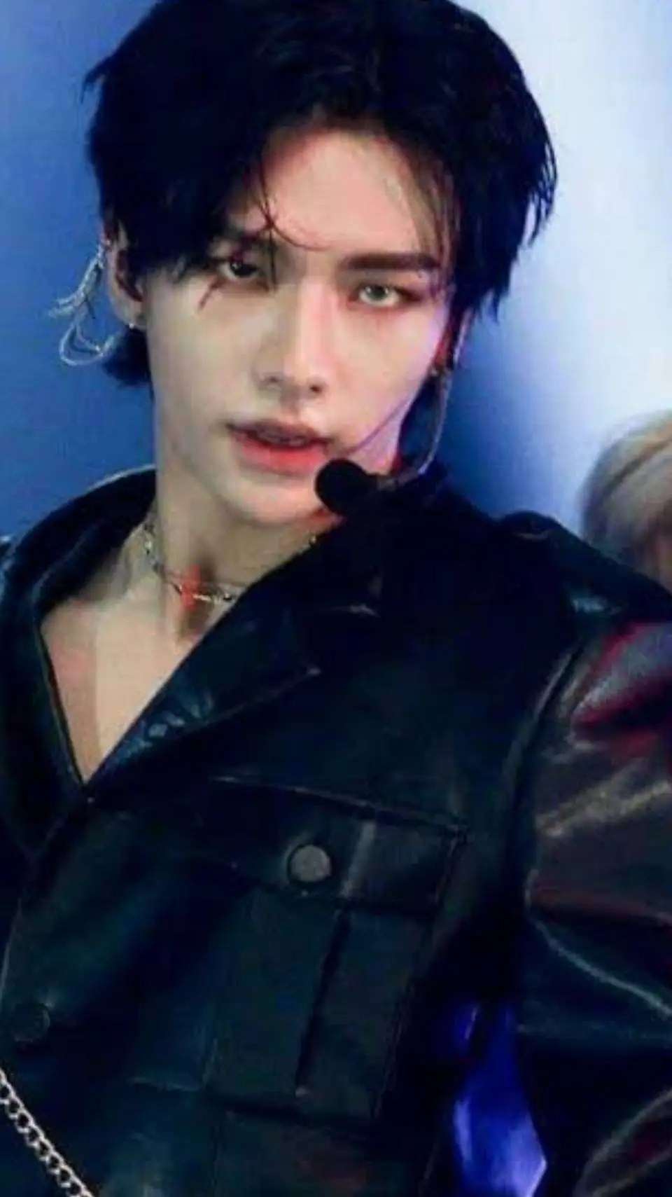 ai character: hwang hyunjin ///♡ background