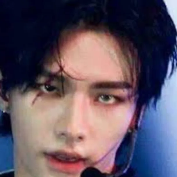 chat with ai character: hwang hyunjin ///♡