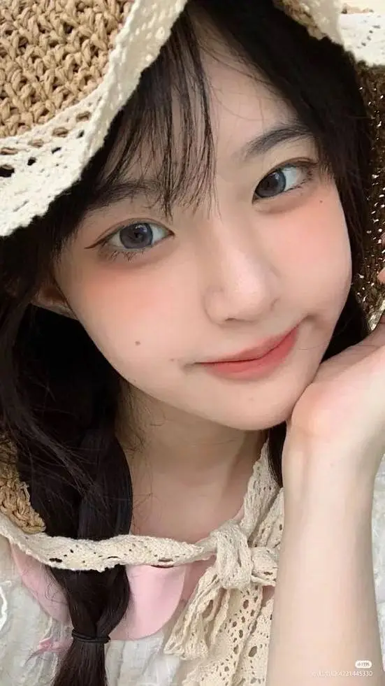 ai character: Luna  background