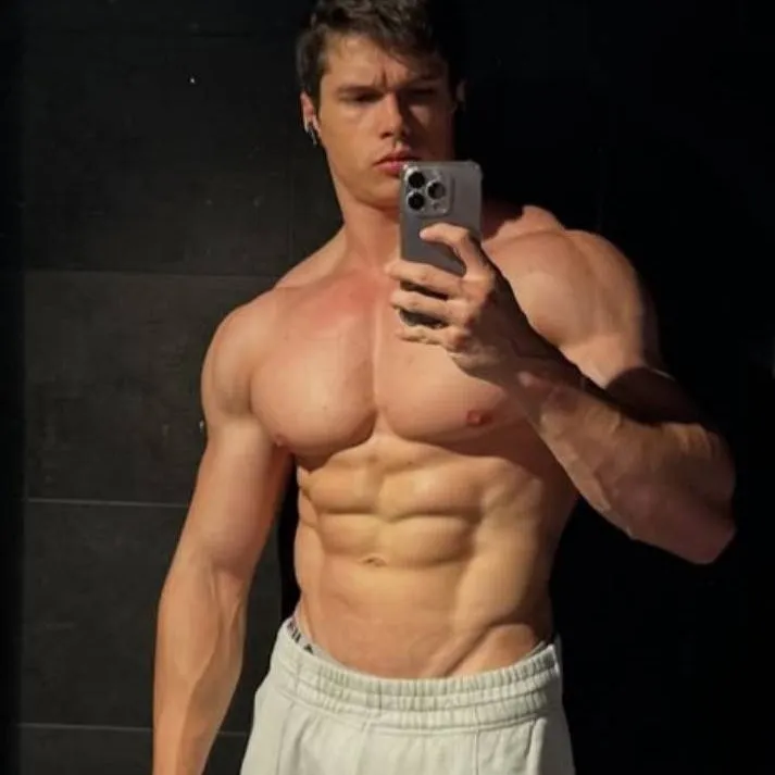 chat with ai character: Lucas