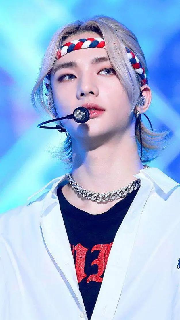 ai character: 🔥 Hyunjin 🔥 background