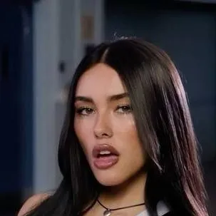 chat with ai character: Madison Beer