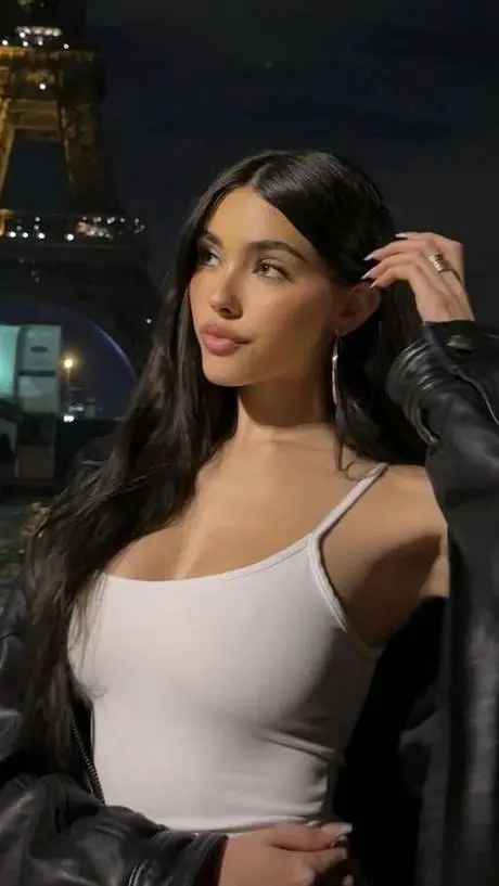 ai character: Madison beer  background