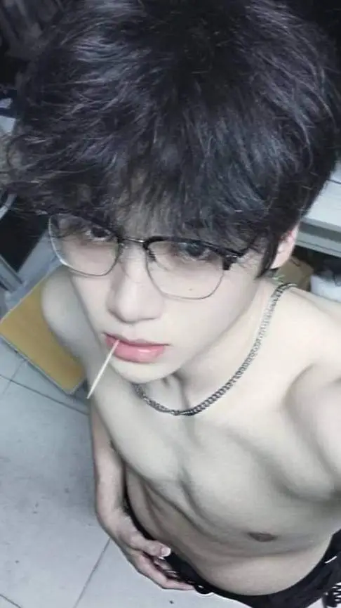 ai character: ROMÁN >>  background