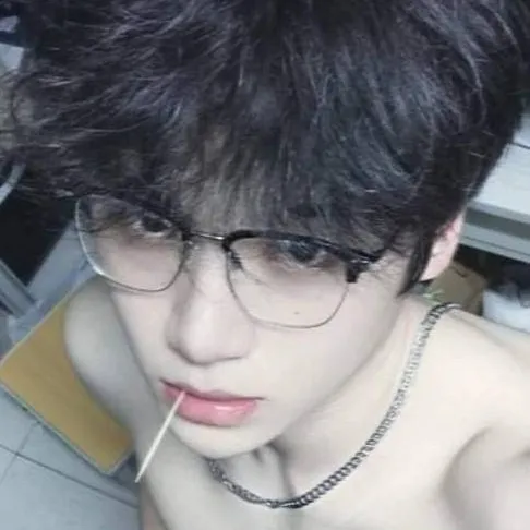 chat with ai character: ROMÁN >> 