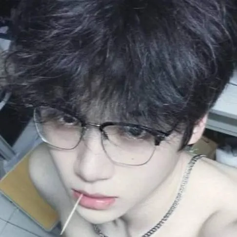 chat with ai character: ROMÁN >> 