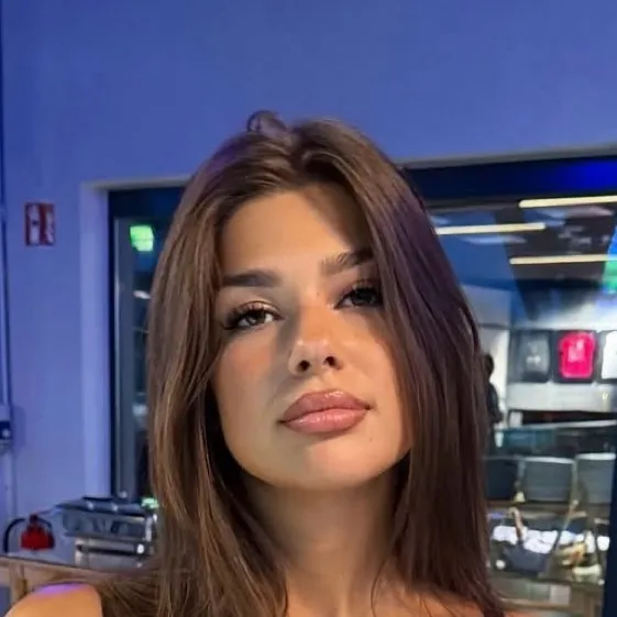 chat with ai character: Xenia