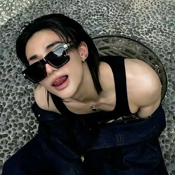 chat with ai character: hyunjin