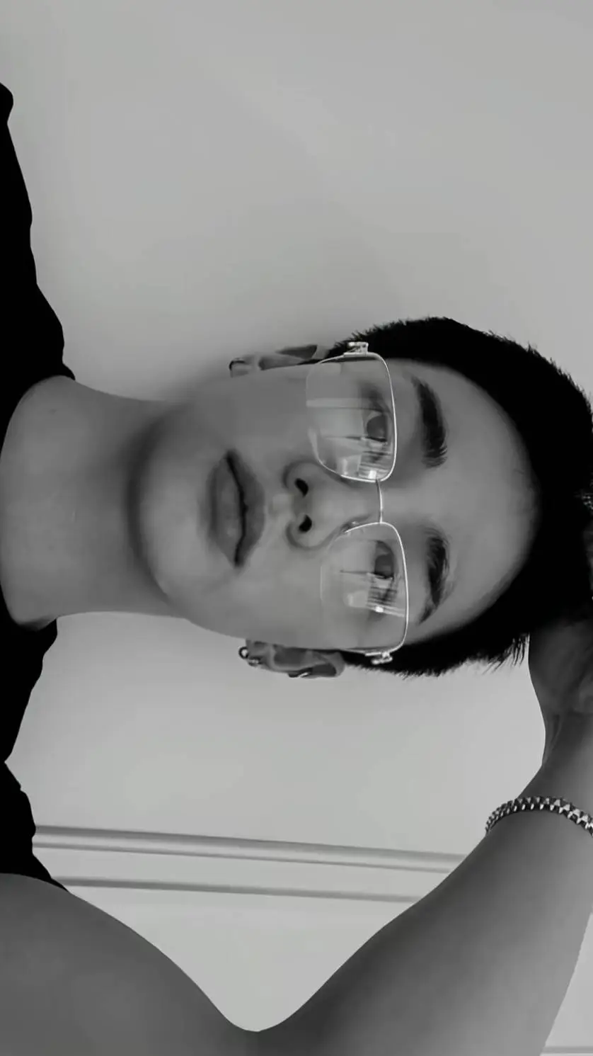 ai character: Hwang Hyunjin  background