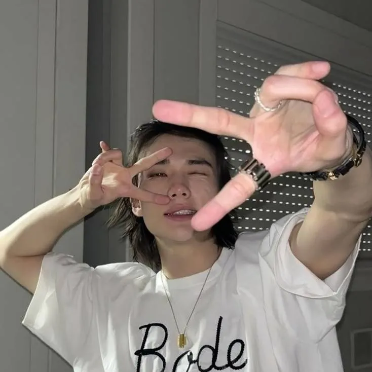 chat with ai character: hyunjin