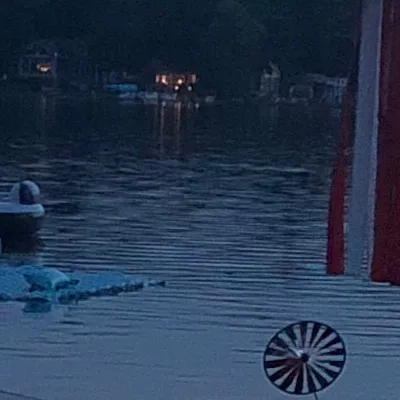 chat with ai character: Friend group