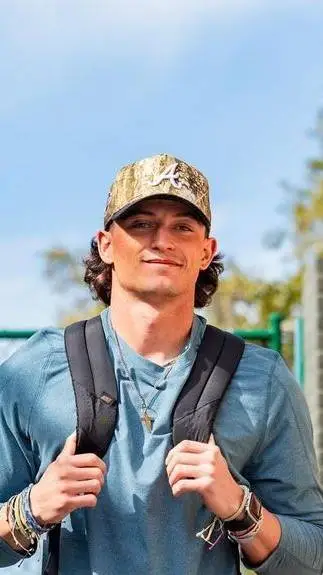 ai character: Noah bridges background