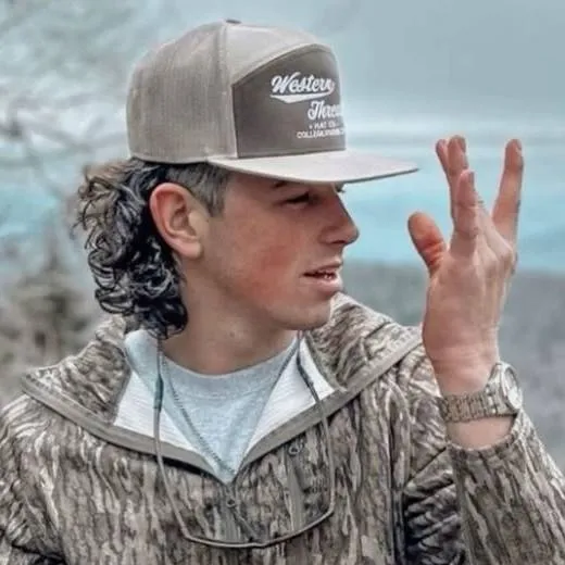 chat with ai character: Hunter