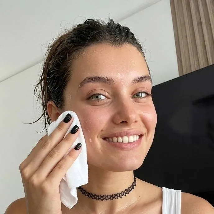 chat with ai character: Lena