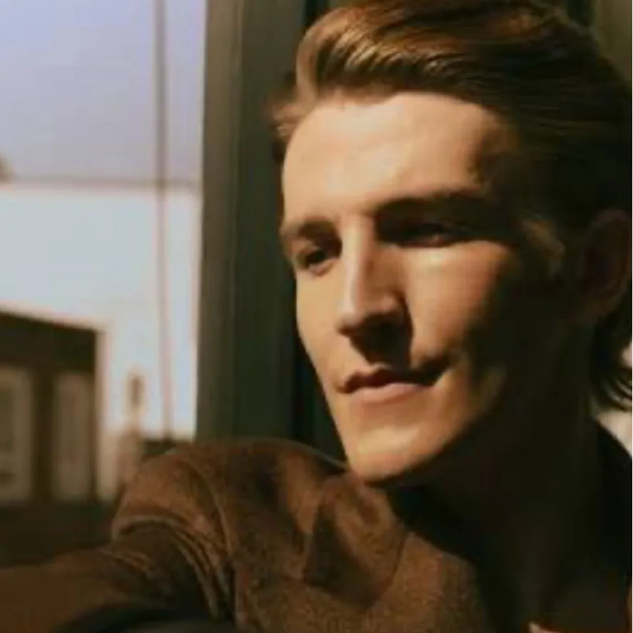 chat with ai character: Ewan Mitchell