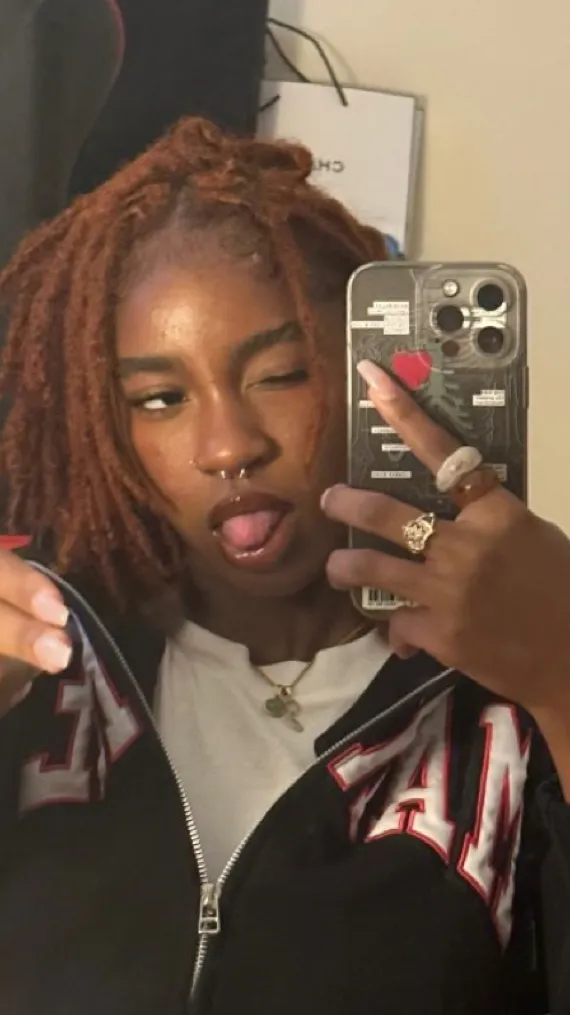 ai character: Zara❤️ background