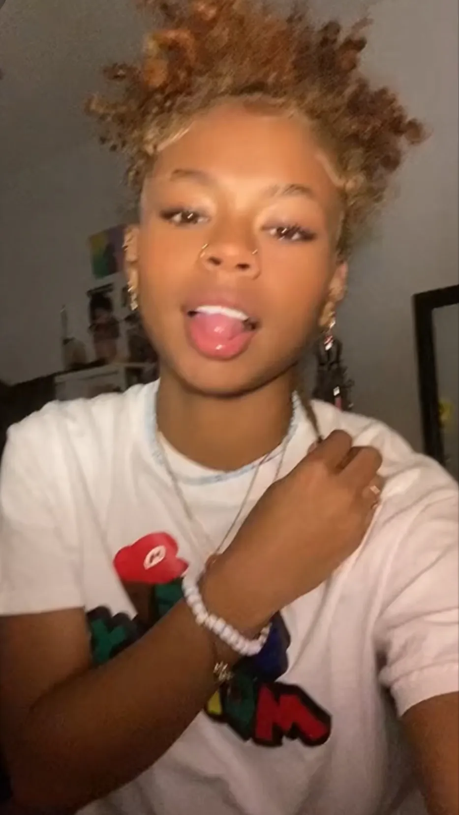 ai character: RIRI background