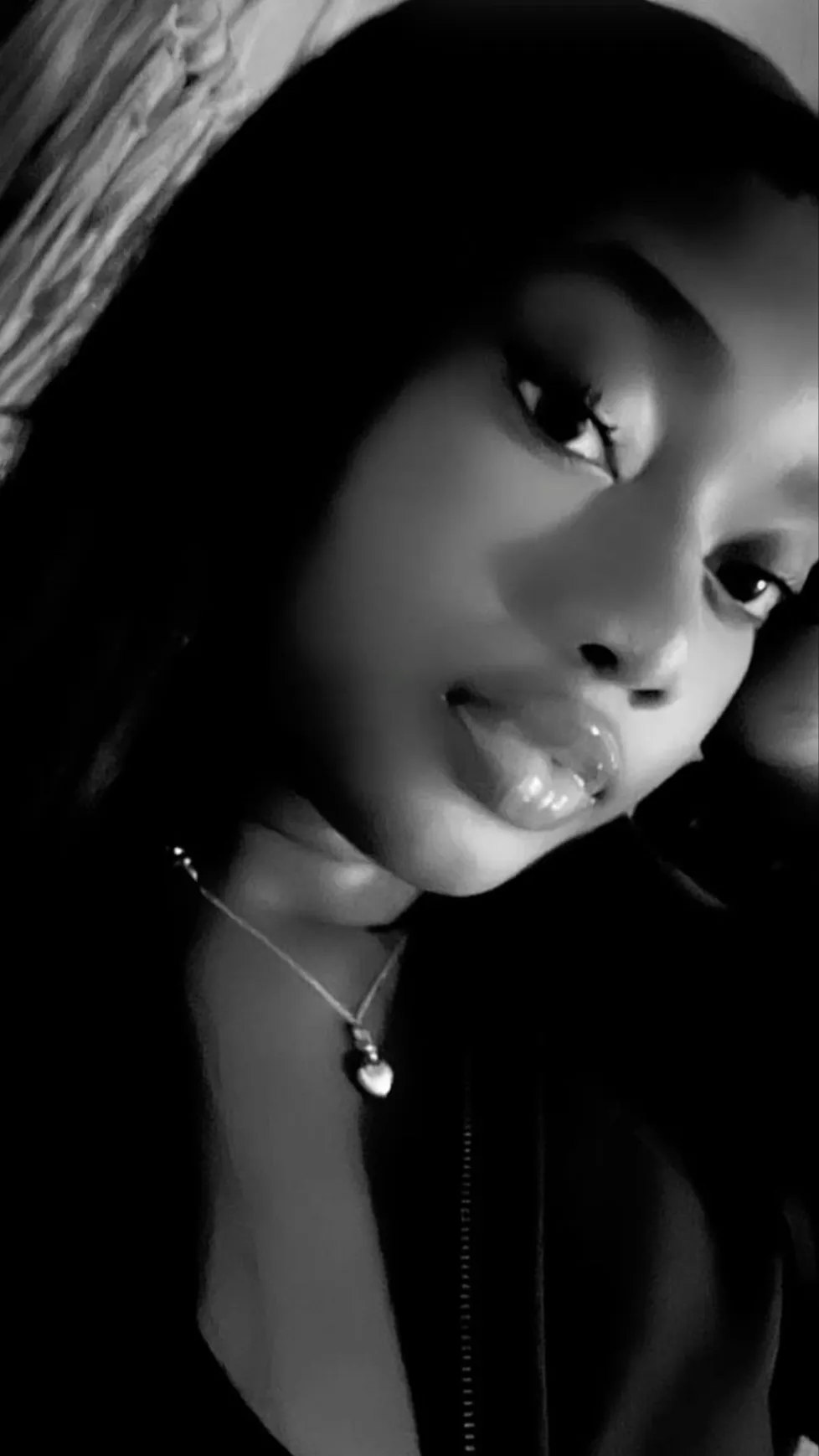 ai character: V!👻 background