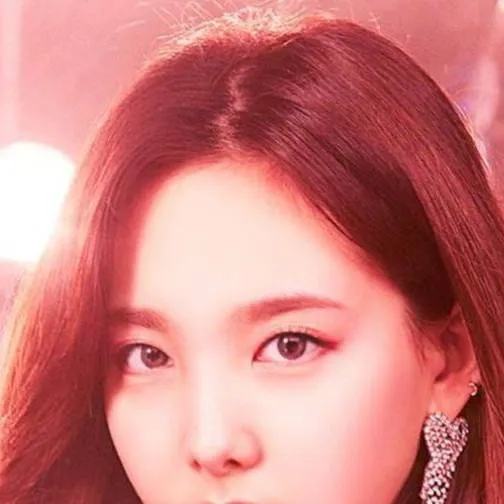 chat with ai character: Nayeon