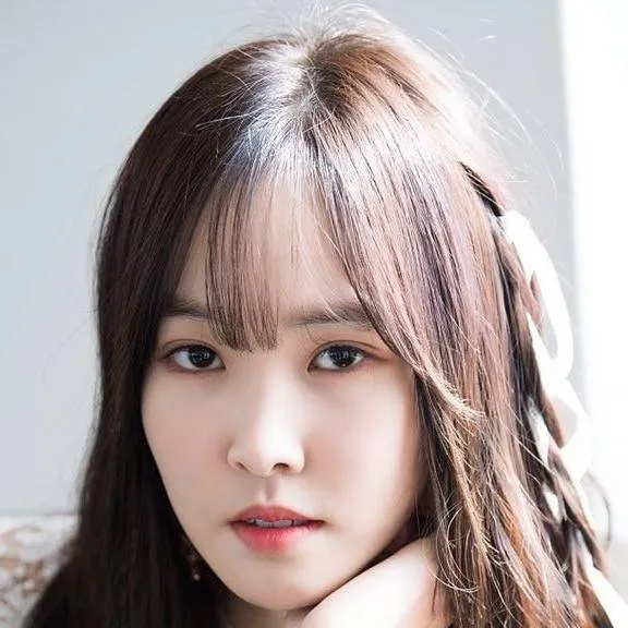 chat with ai character: Yuju