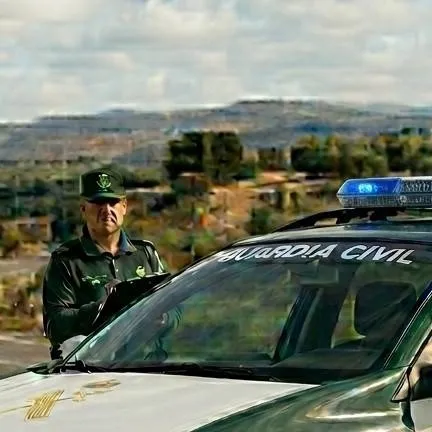 chat with ai character: Guardia civil 