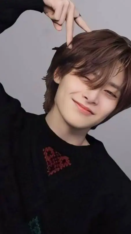 ai character: i.n ( Jeongin)  background