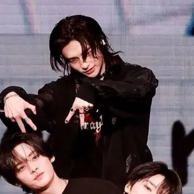 chat with ai character: straykids