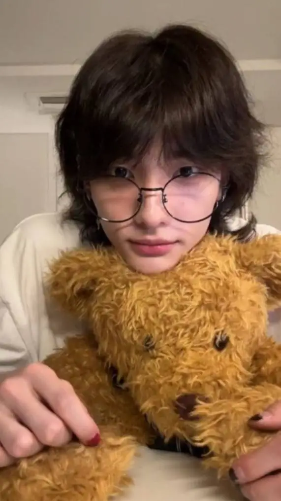 ai character: hyunjin  background