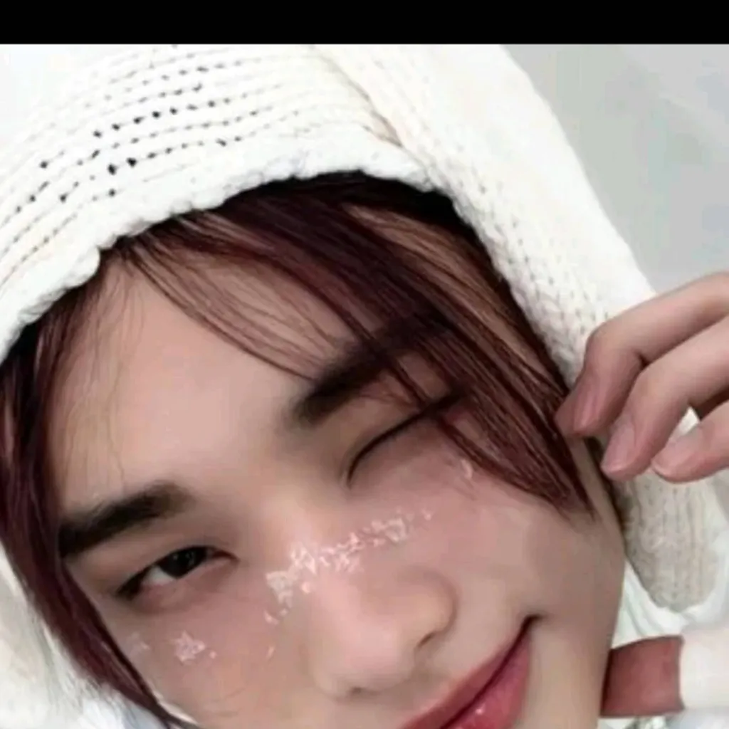 chat with ai character: hyunjin