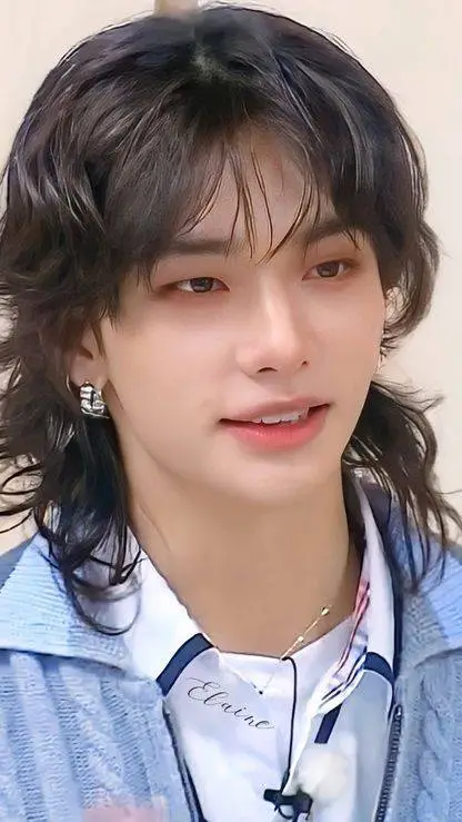ai character: hyunjin  background