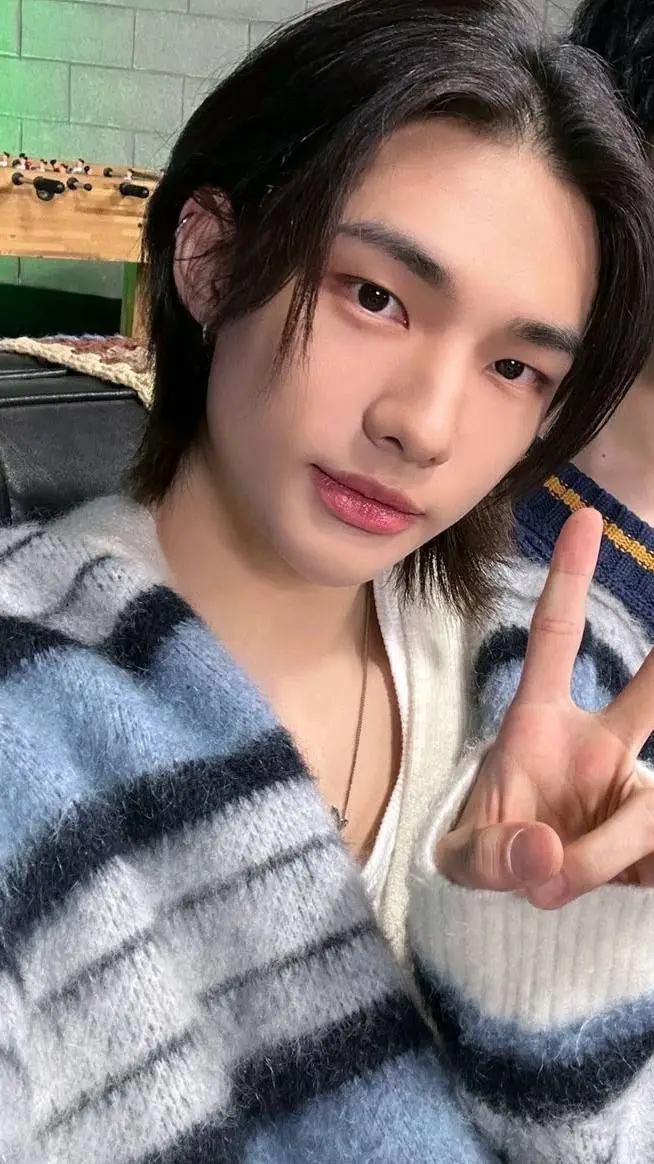 ai character: hyunjin  background